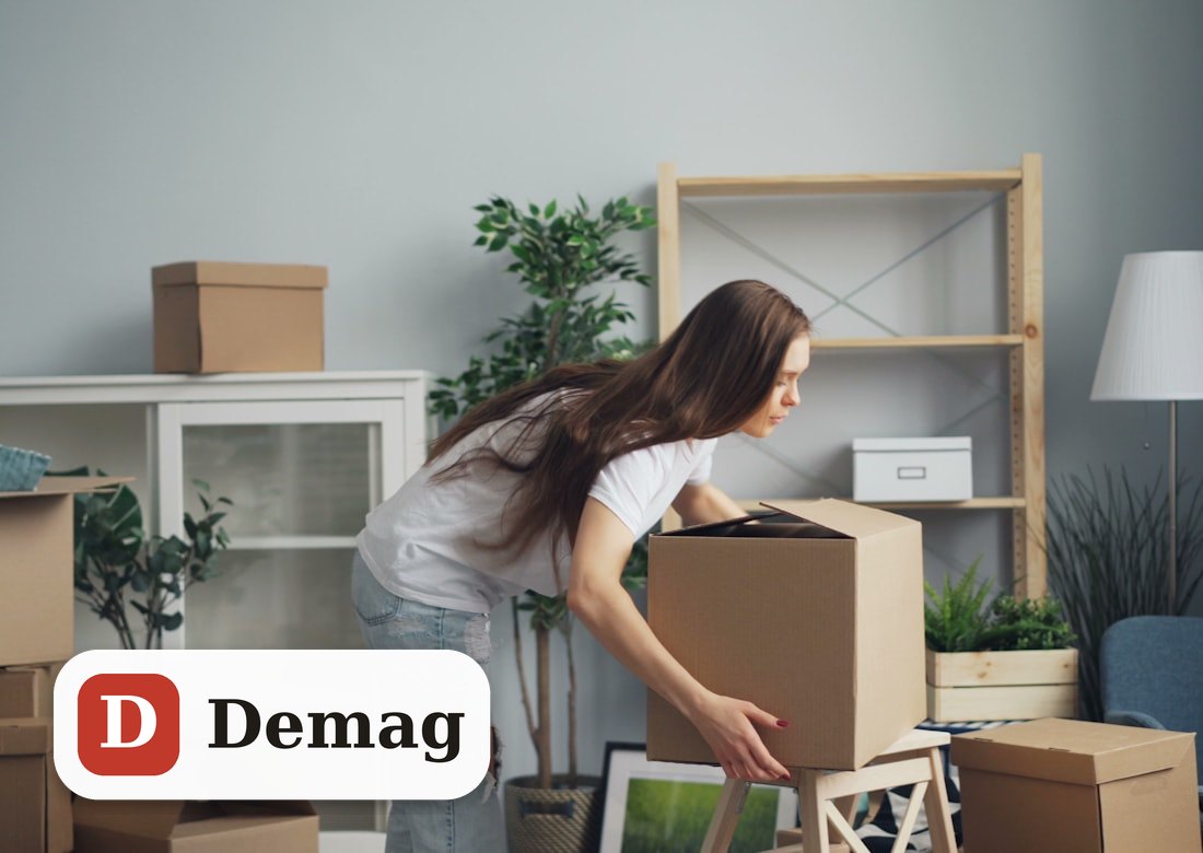 Déménagement Demag : cartons portés dans un salon